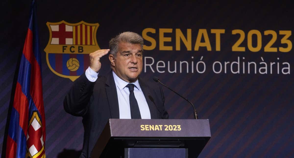 El presidente del FC Barcelona, Joan Laporta, durante el discurso que abrió la reunión ordinaria del Senado de la entidad azulgrana. /EFE