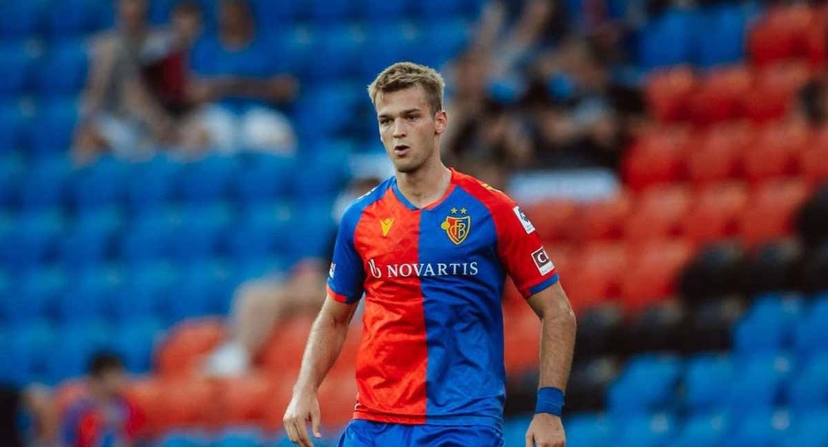 Arnau Comas durante un partido con el Basilea. /@arnaucomas