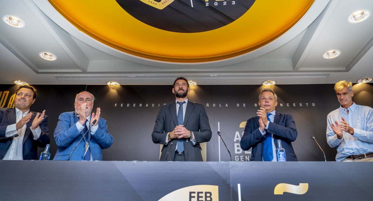 Jorge Garbajosa, en el centro, durante la Asamblea de la FEB. /FEB