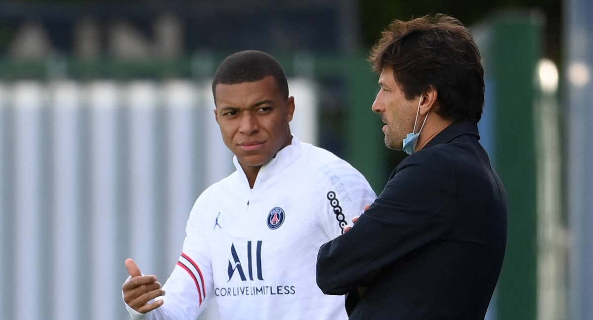 Mbappé y Leonardo, durante su etapa en el PSG./REUTERS