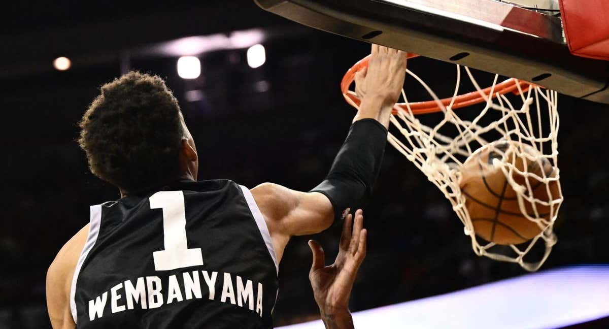 Victor Wembanyama machaca el aro de los Blazers en su segundo partido en la Summer League./AFP