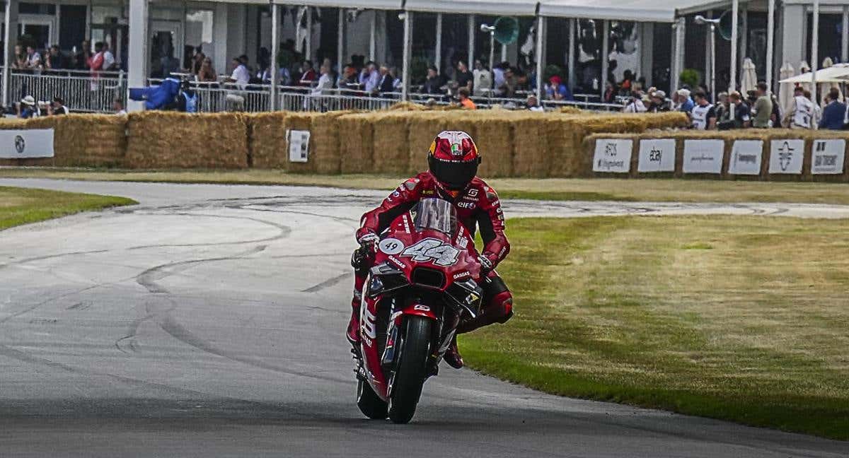 Pol Espargaró, sobre su GasGas en el festival de Goodwood./GasGas