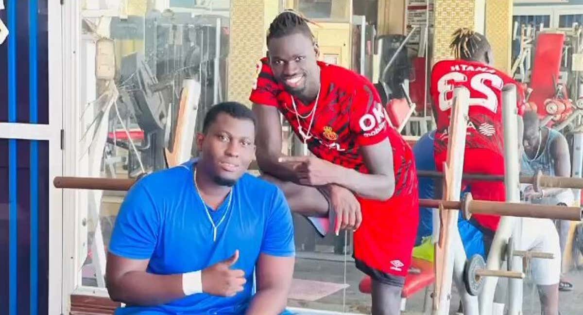 Pathé Ciss posa con su preparador personal en el gimnasio de Senegal tras compartir sesión de entrenamiento. /IG @papite8