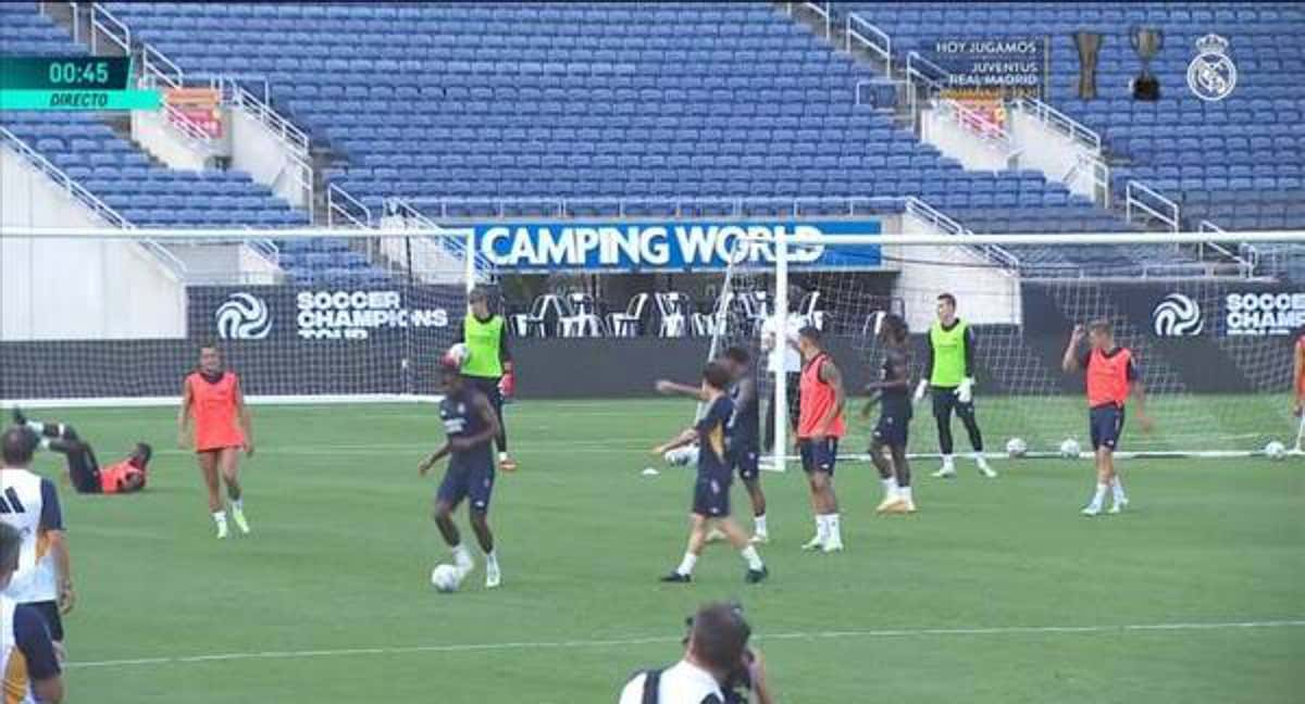 Captura del entrenamiento del Madrid con Rüdiger (izq.), en el suelo doliéndose tras su percance en el entrenamiento./REAL MADRID TV