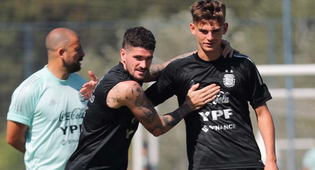 De Paul y Nico Paz con Mascherano de fondo. /@Argentina