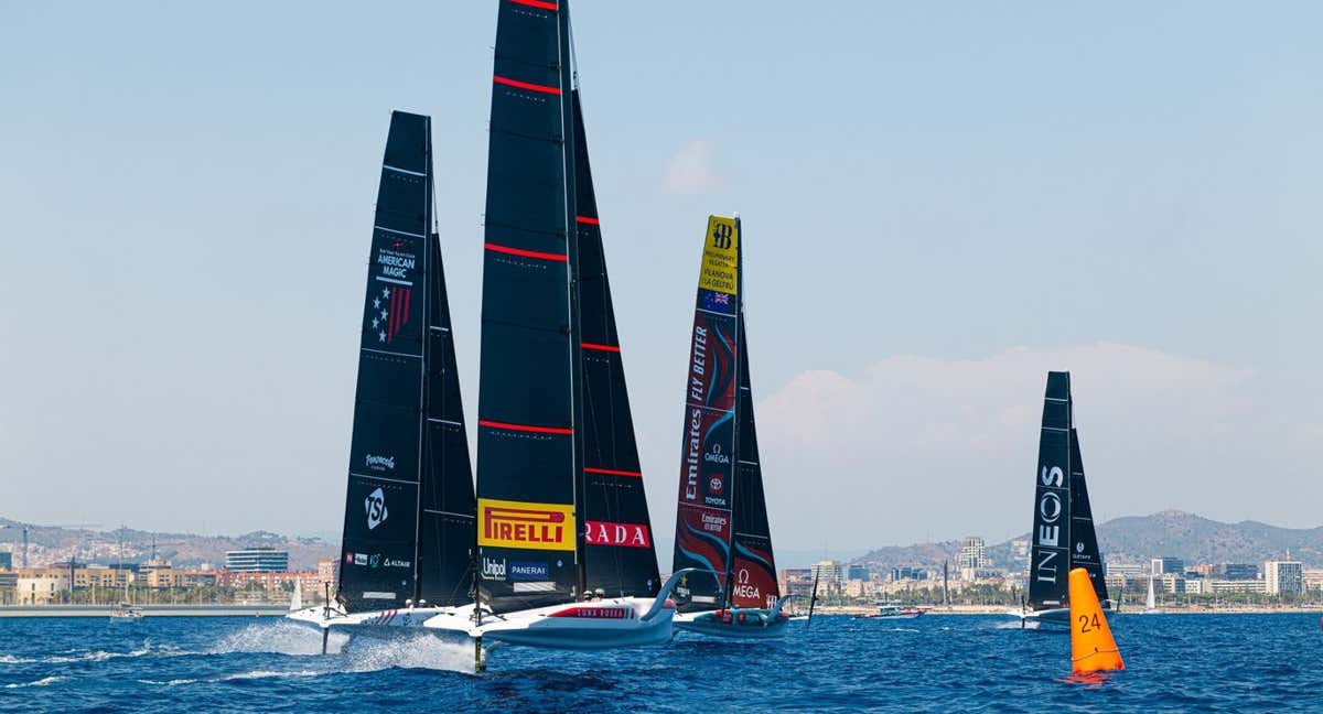 La flota entera de Copa América ya se entrena en Barcelona. /UGO FONOLLÀ / AMERICA'S CUP