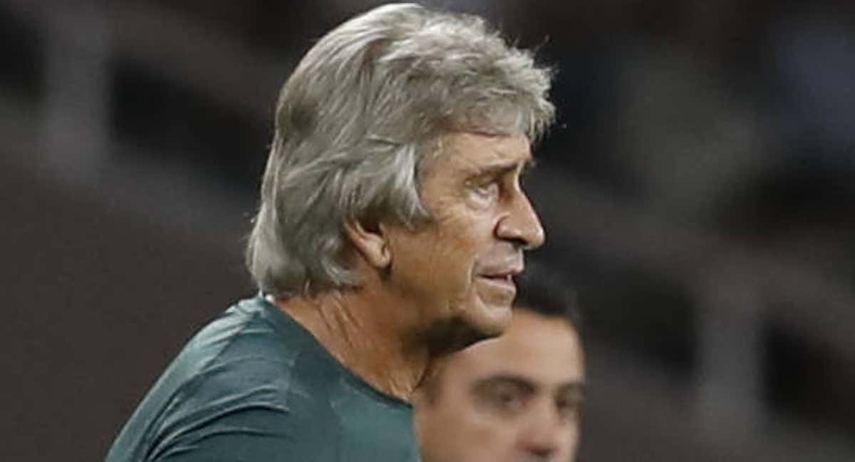 Manuel Pellegrini observa el partido ante el Barcelona desde el área técnica./EFE