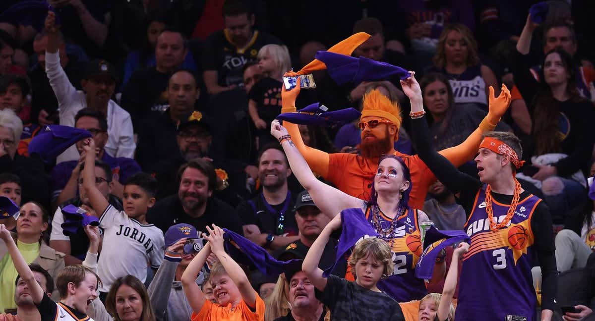 Aficionados de los Phoenix Suns durante un partido de su equipo. /Getty