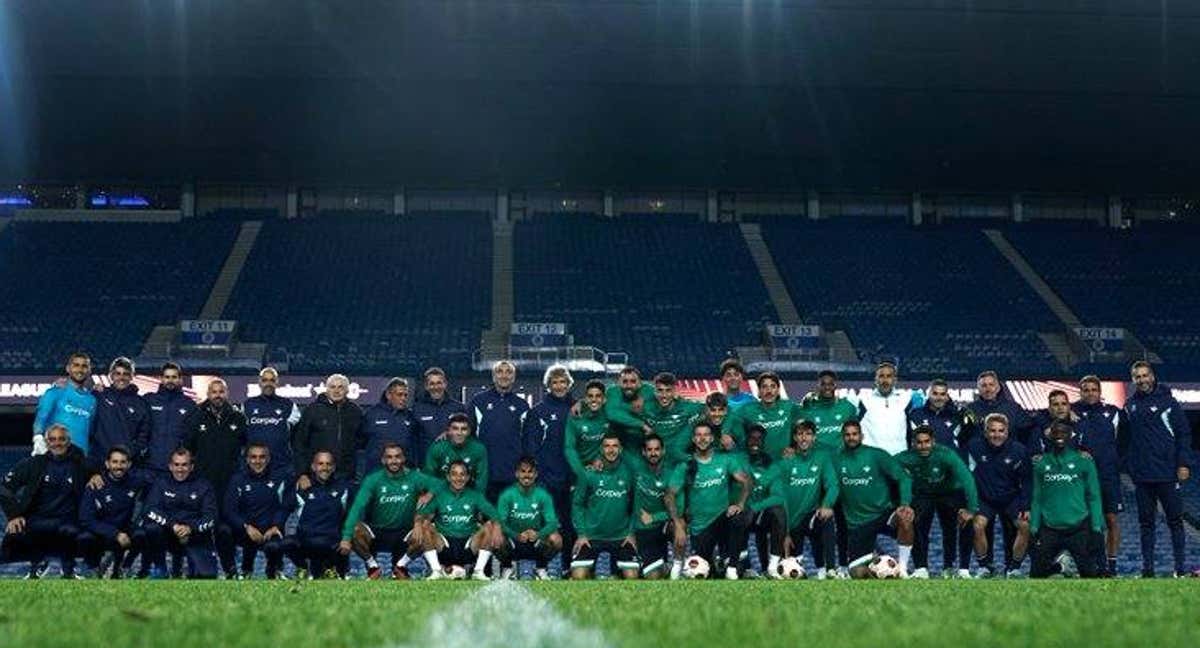 La plantilla verdiblanca posa en Ibrox Park./RBB