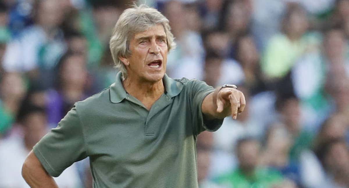 Manuel Pellegrini realiza una indicación durante el partido./EFE