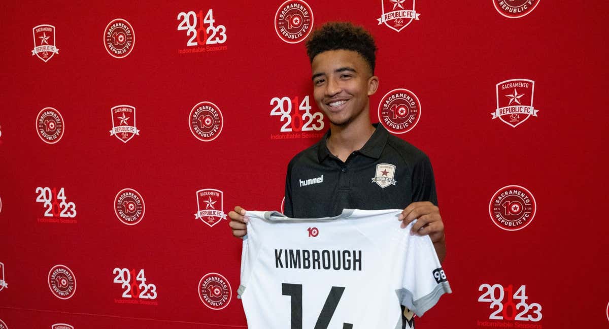 Davian Kimbrough posa con su camiseta de Sacramento./CNN