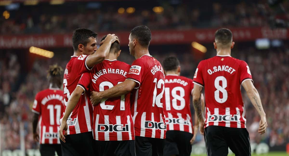 Los jugadores del Athletic celebran la victoria conseguida frente al Almería en San Mamés./EFE