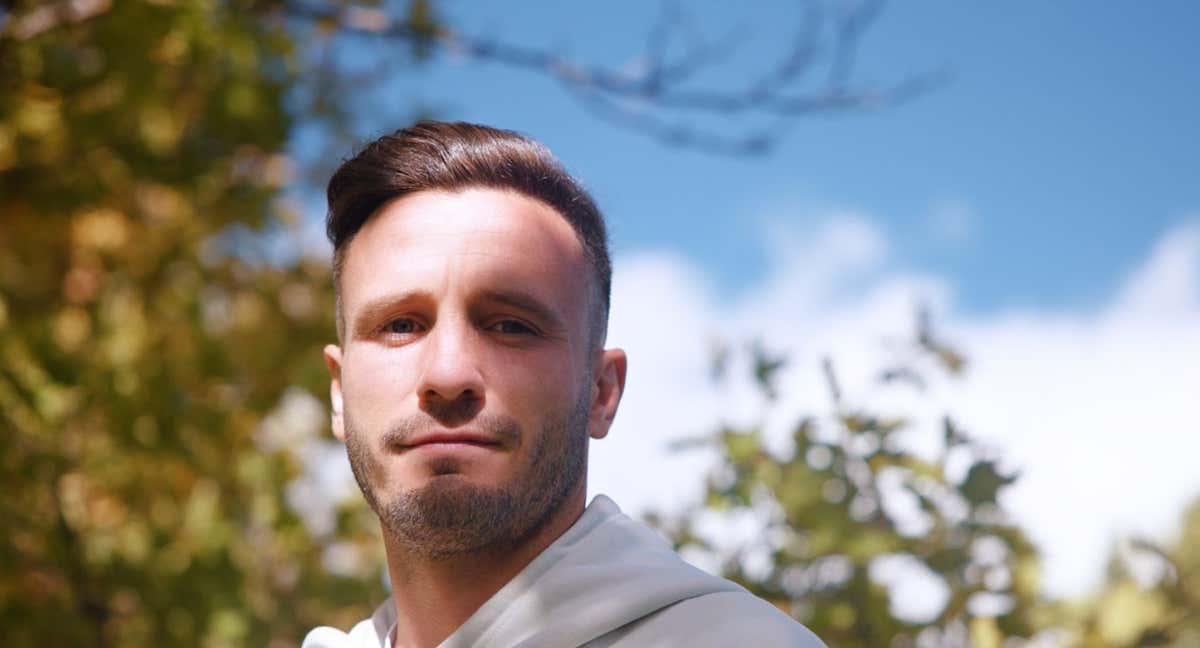 Saúl Ñíguez posa para Relevo tras la entrevista /MICHELE NOVOVITCH