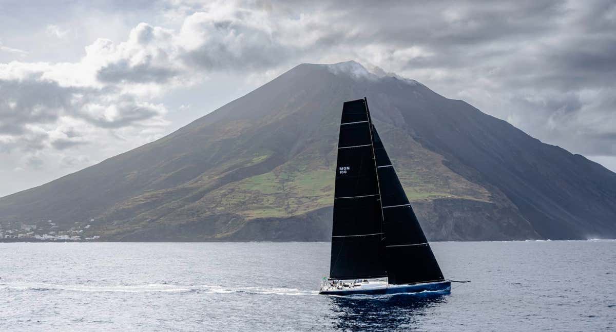 El Leopard navega a las faldas del volcán Stromboli. /ROLEX/ KURT ARRIGO