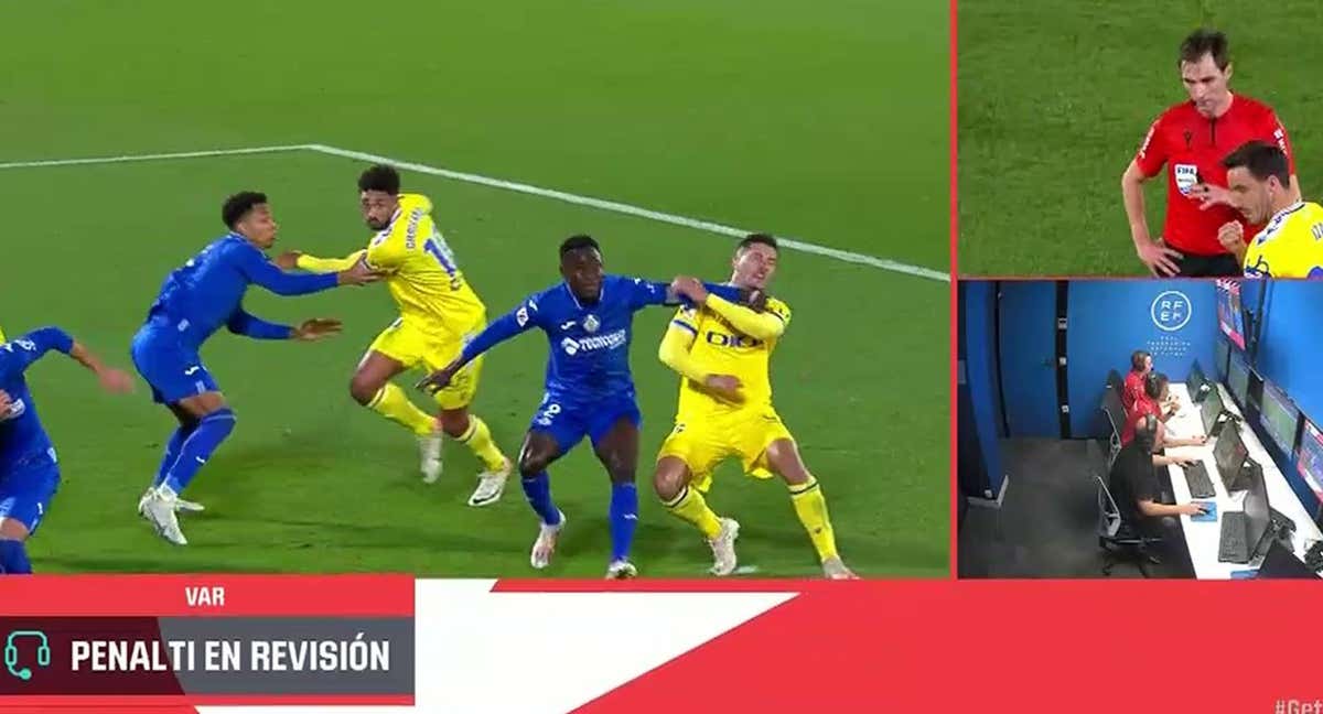 El impacto de Djené en Javi Hernández./Captura DAZN LALIGA