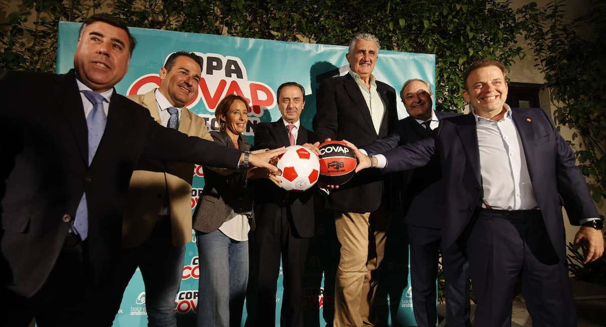 Pablo Lozano, Marián Aguilar, Ricardo Delgado, Fernando Romay y Antonio de Torres, con representantes del Ayuntamiento de Córdoba./Covap