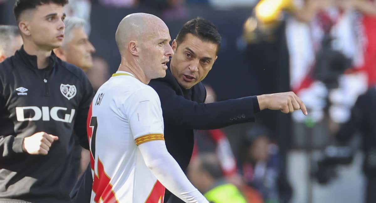Francisco da indicaciones a Isi Palazón durante el encuentro ante el FC Barcelona. /EFE/Kiko Huesca