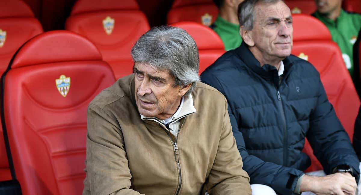 Manuel Pellegrini, en el banquillo de Almería./EFE