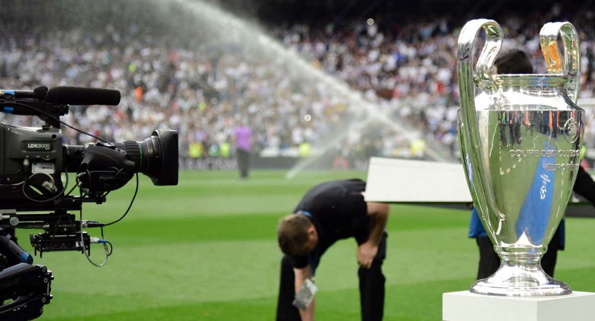 Cámara de televisión antes de un partido de Champions. /AFP
