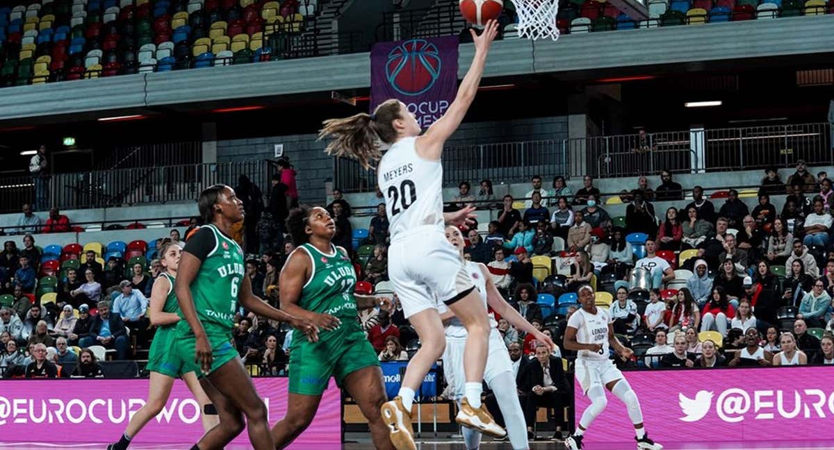 La jugadora de London Lions, Meyers, entra a canasta ante las jugadoras del Bursa. /FIBA