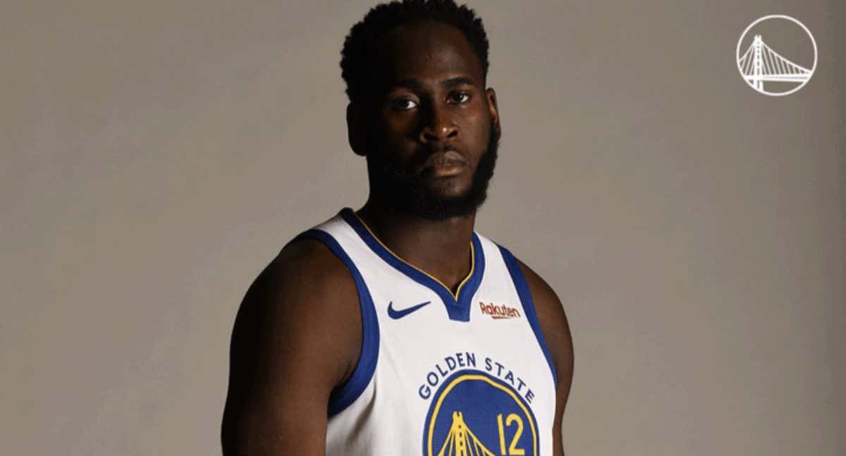 Garuba posa con la camiseta de los Warriors./GOLDEN STATE WARRIORS