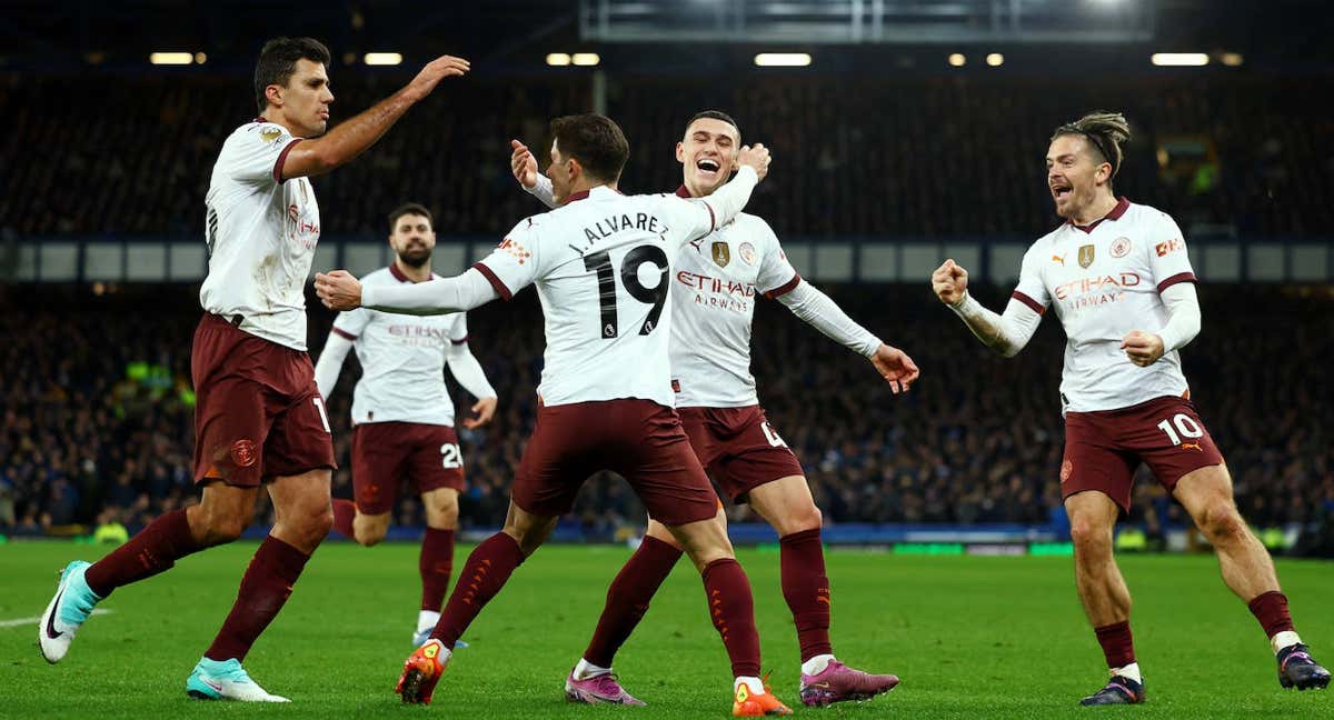 Rodrigo, Julián y Foden celebran uno de los goles contra el Everton./REUTERS