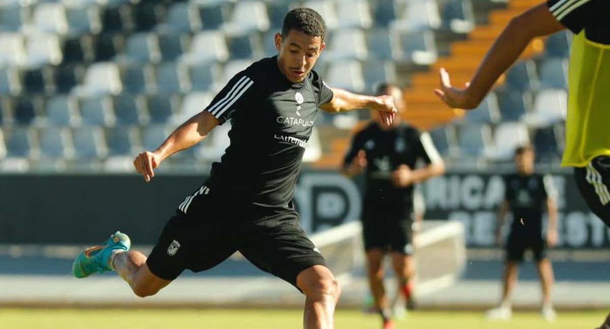 Bilal Kandoussi, en un entrenamiento con el equipo. /CD BADAJOZ/TWITTER