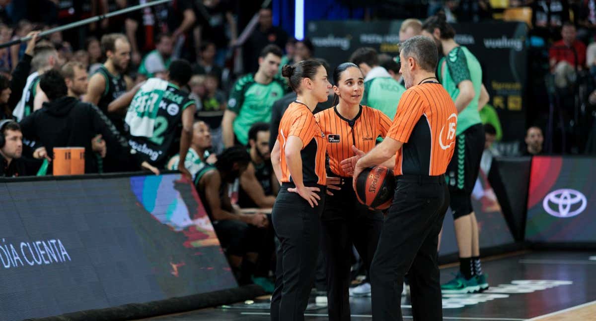Esperanza Mendoza, Yasmina Alcaraz y Juan Carlos García, durante el partido. /ACB PHOTO/A. ARRIZABALAGA