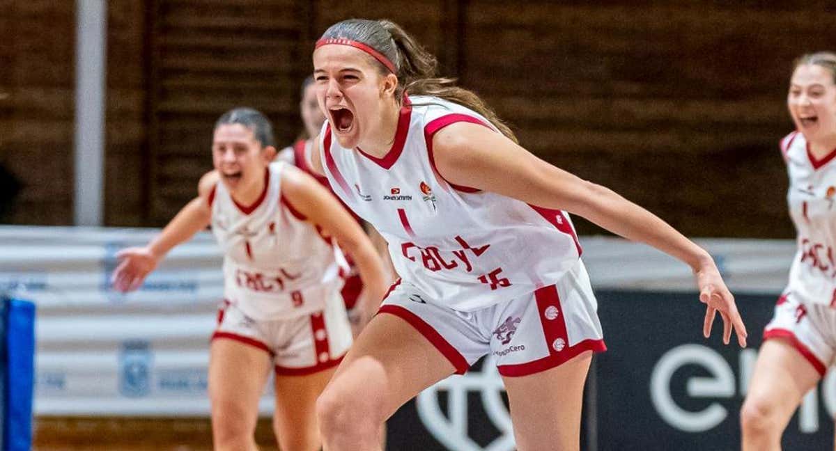 Amelia Alonso, celebra una canasta en la selección de Castilla y León./Basket FEB