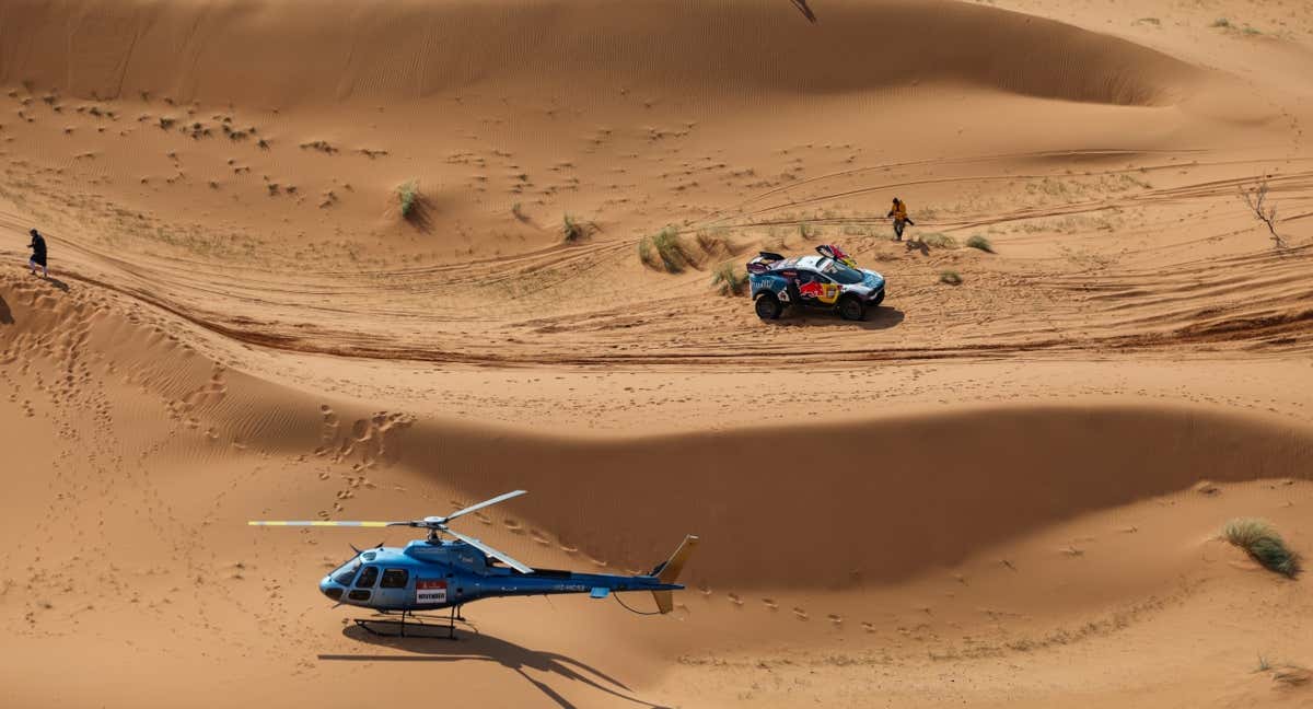 El traspiés más sonado del Dakar acaba en lío Nasser Al Attiyah se