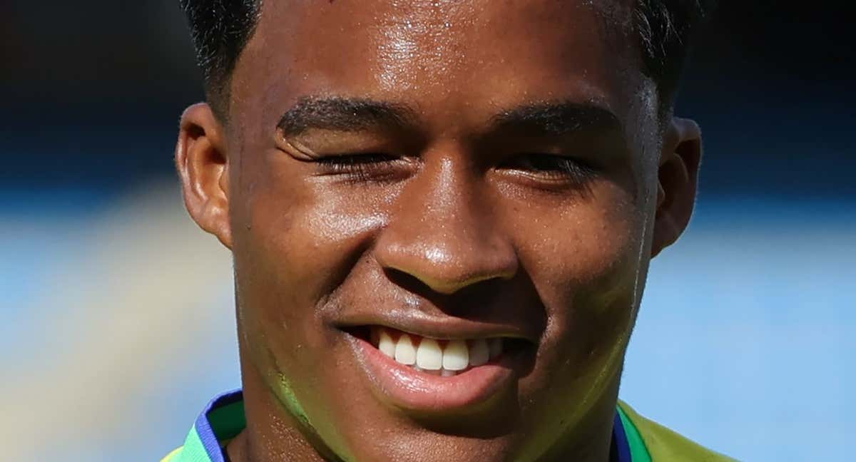 Endrick guiña un ojo a la cámara durante la concentración de Brasil./Efe