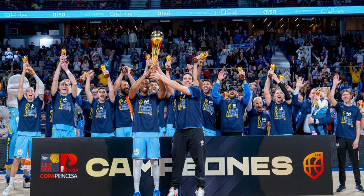 Adams Sola y Carlos Suárez levantan la Copa Princesa ganada por Movistar Estudiantes. /FEB
