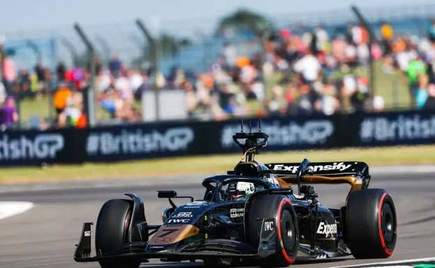 El actor Brad Pitt, al volante del F2 rediseñado por Mercedes en el circuito de Silverstone. DPPI