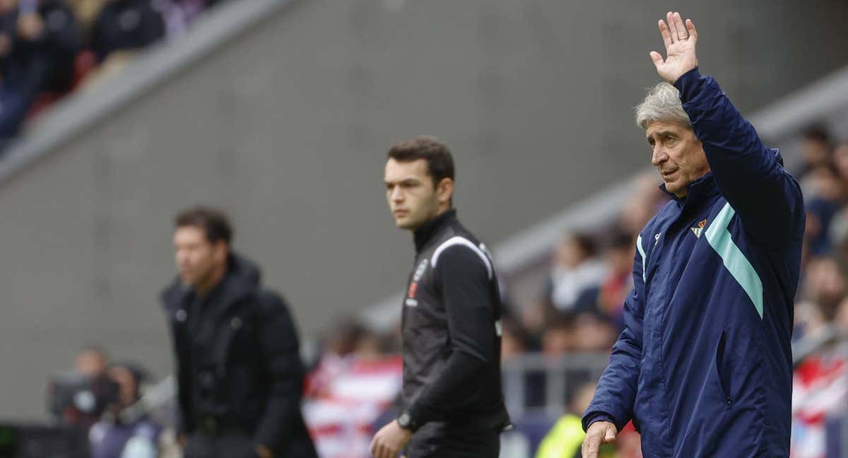 Manuel Pellegrini levanta la mano en el Metropolitano./EFE