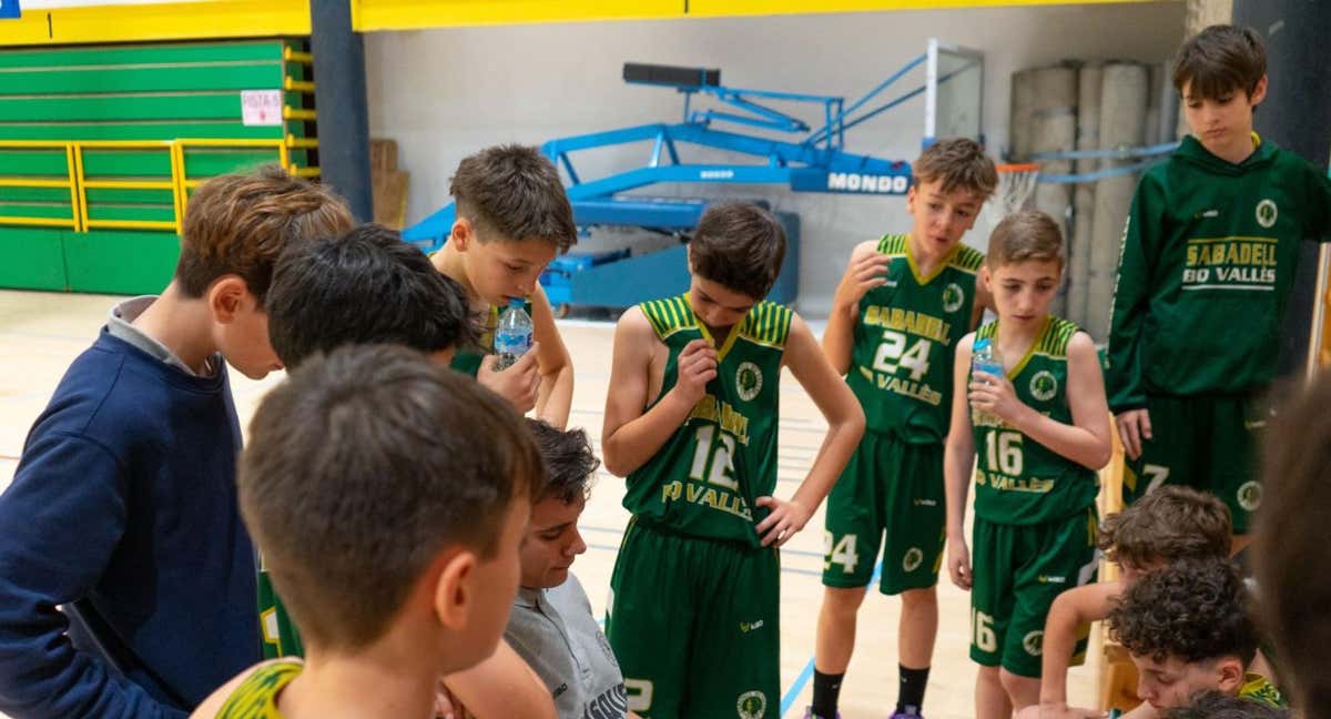 Los jugadores del Sabadell Bo Vallés atienden a su entrenador./Gigantes Minicup