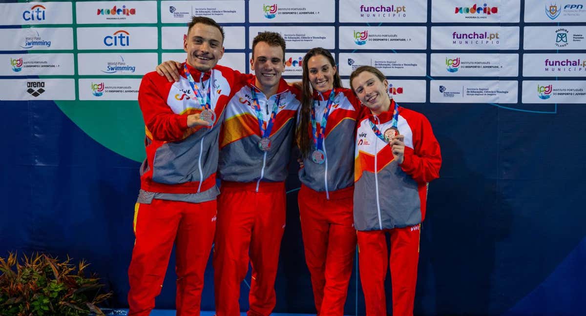 Los miembros del relevo 4x100 posan con la medalla de bronce conquistada en el Europeo. /CPE