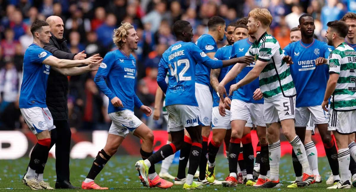 Discusión entre los futbolistas de Celtic y Rangers tras el último partido./Getty Images