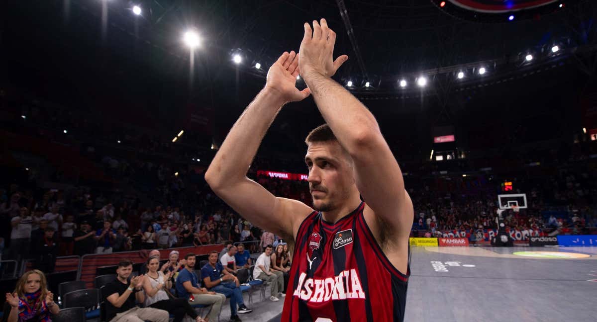 Vanja Marinkovic se despide del Buesa Arena./ACB Media Center