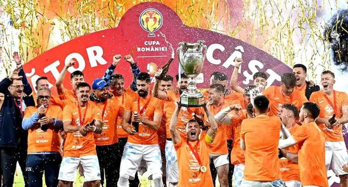 Los jugadores del Corvinul Hunedoara levantan el título de Copa. /Corvinul Hunedoara