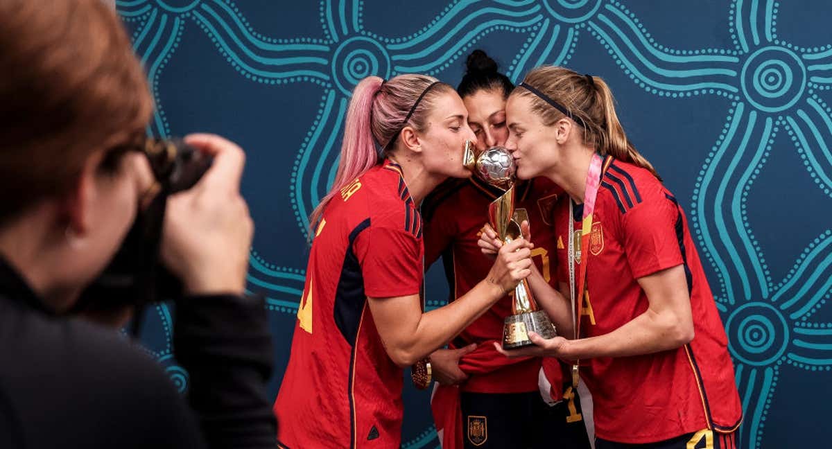 Alexia Putellas, Jenni Hermoso e Irene Paredes posan tras ganar el Mundial de fútbol en 2023/Getty Images