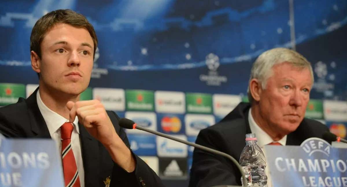 Jonny Evans y Sir Alex Ferguson, en una rueda de prensa./Getty Images