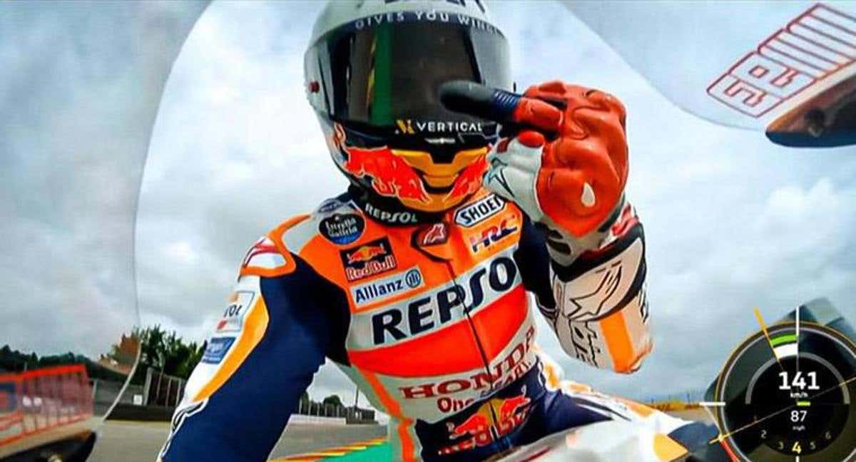 Marc Márquez haciendo su famosa peineta en el GP de Alemania de 2023./
