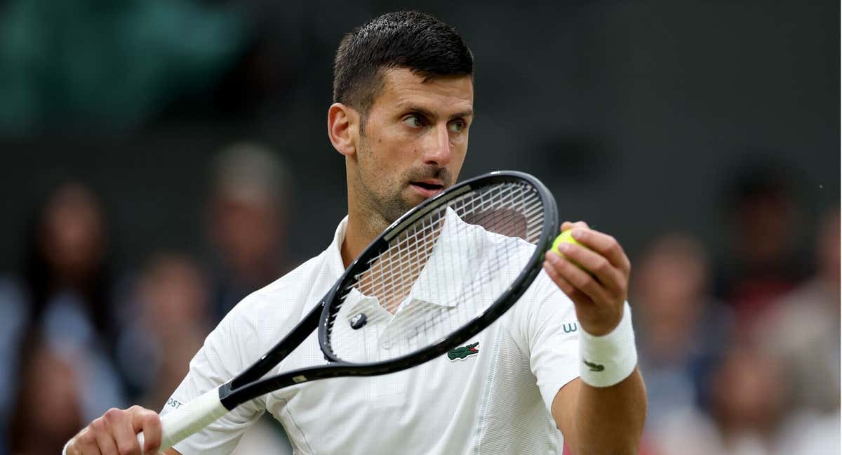 Novak Djokovic antes de servir en el partido contra Popyrin./EFE