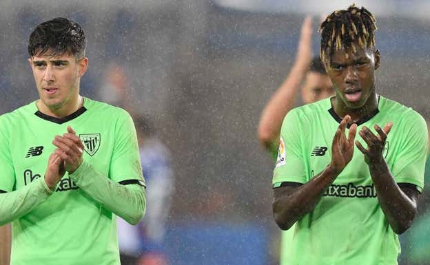 Nico Serrano y Nico Williams aplauden a la afición del Athletic. ATHLETIC CLUB
