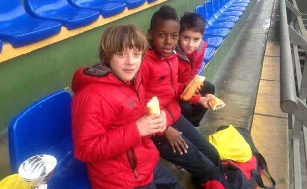 Nico Serrano (izquierda), Williams (centro) y Jon García (derecha), después de un partido con el Alevín B de Osasuna. CEDIDA