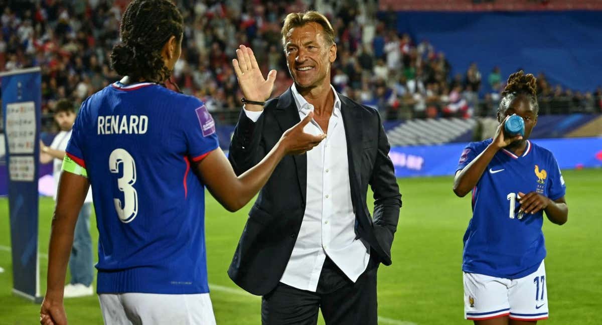 Hervé Renard saluda a su capitana, Wendy Renard. /AFP