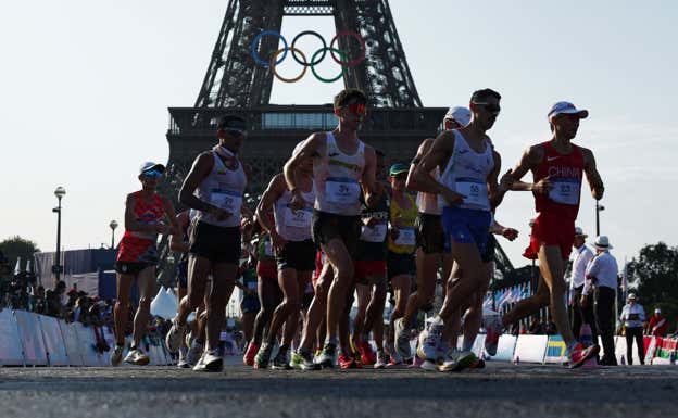 Paul McGrath, bajo la Torre Eiffel. REUTERS