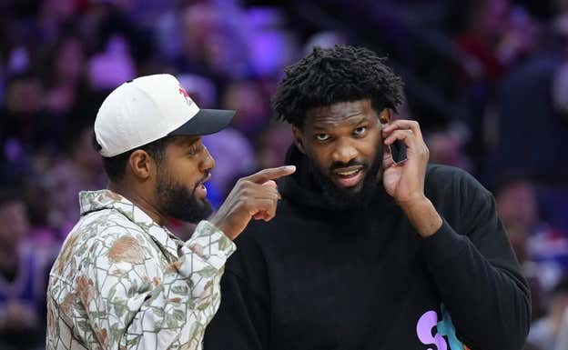 Paul George y Joel Embiid en el banquillo de los Sixers. AFP