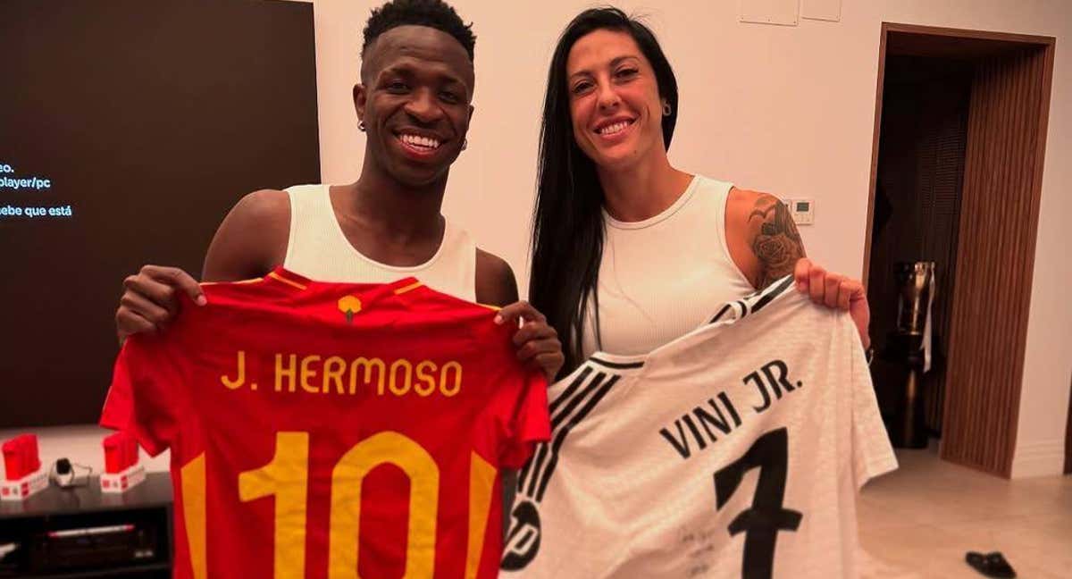 Vinicius y Jenni Hermoso posan con la camiseta de la selección española femenina de fútbol y la del Real Madrid respectivamente. /Instagram Jenni Hermoso