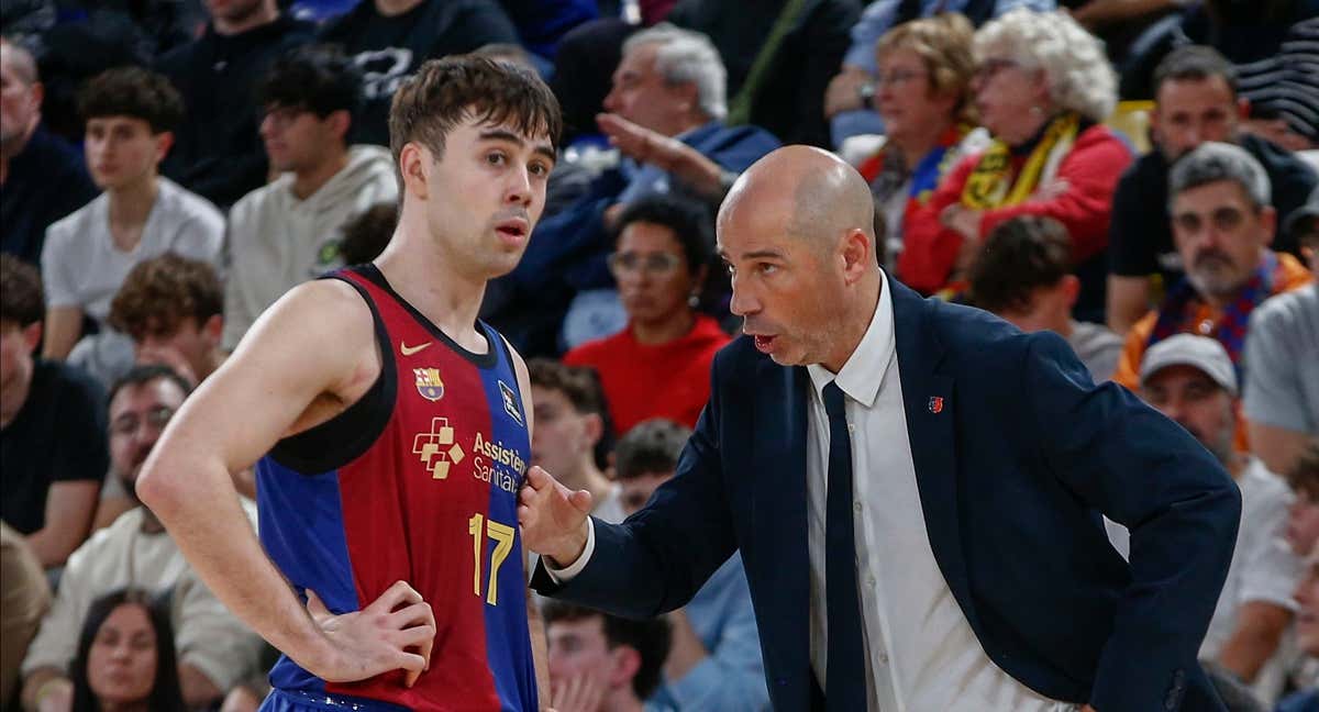 Joan Peñarroya da órdenes al exmadridista Juan Núñez./